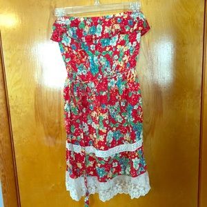 Never worn, strapless flower dress w/ lace detail